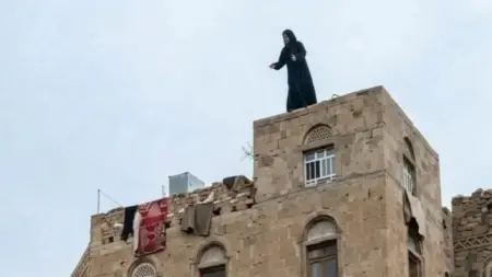 فيديو - بعد بسنت سليمان.. فتاة يمنية حامل تلقي بنفسها من الدور الـ4