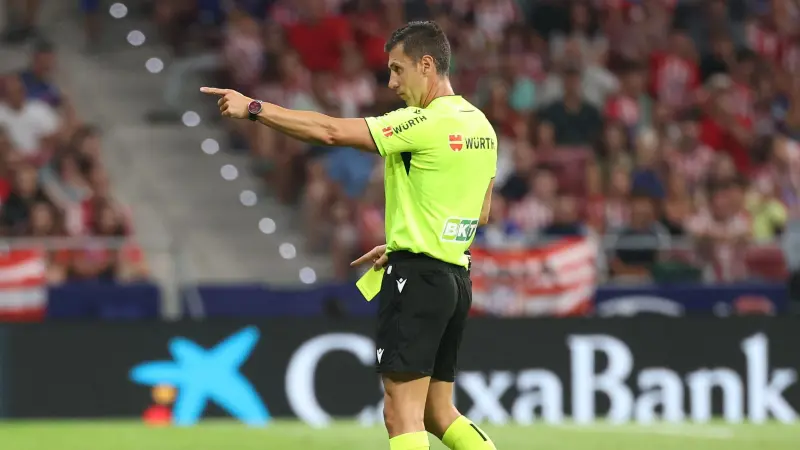 الأهلي يطلب حكاما أجانب لمواجهتي الزمالك وبيراميدز في الدوري