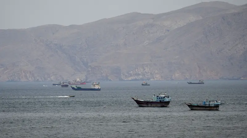 قيود التجارة في مضيق هرمز تدفع أسعار النفط فوق 100 دولار