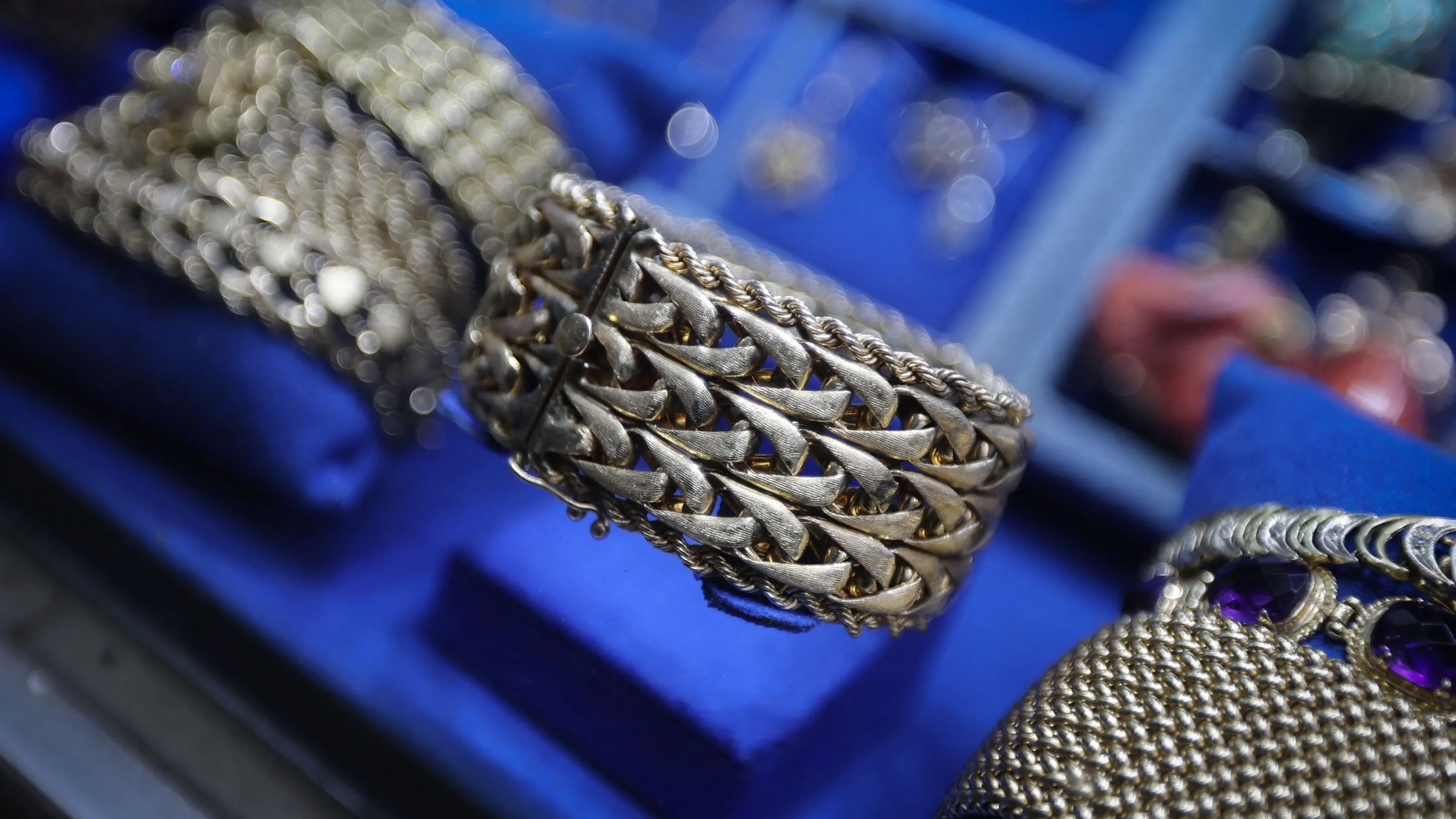 الفضة تتكبد خسائر مع عمليات جني الأرباح للمستثمرين 