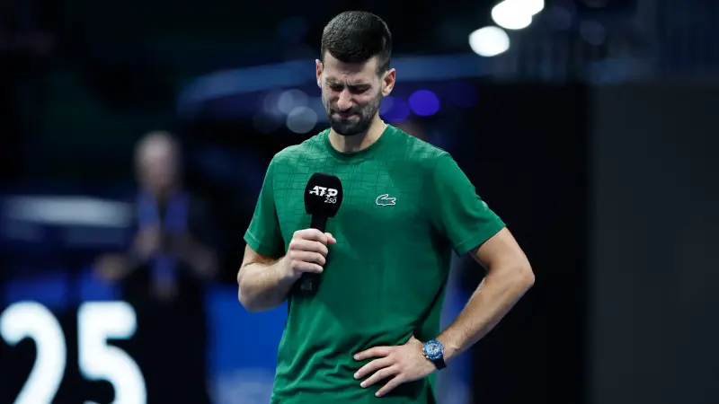 فيديو - لماذا بكى نوفاك ديوكوفيتش بعد عودته في بطولة أثينا؟