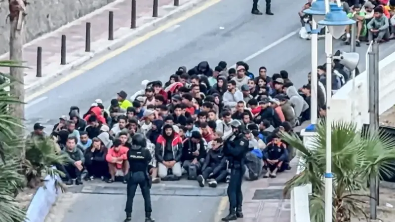 مفوض أوروبي: صور المهاجرين في سبتة تعزز صعود اليمين المتطرف