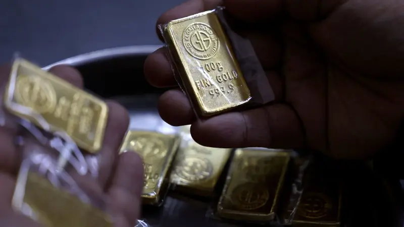 الذهب يعوّض بعض خسائره ويتجاوز 4,000 دولار