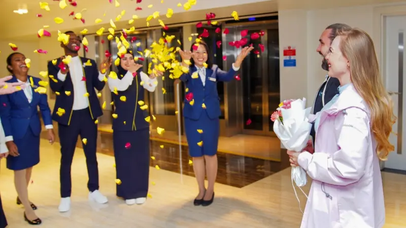 صور - أول عرض زواج على سطح مطار دبي الدولي