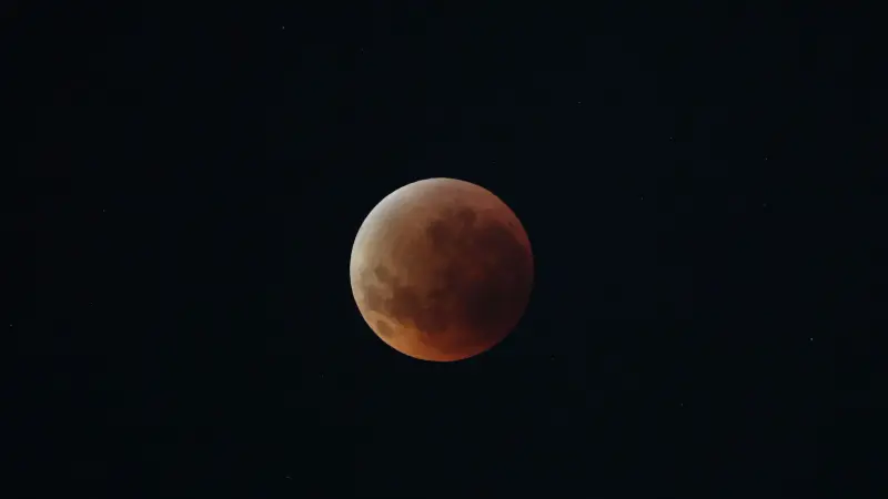 صور وفيديو - خسوف كلي للقمر يزين سماء العالم ويستمر حتى منتصف الليل