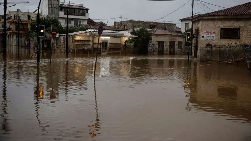 فيديو - إعصار إلياس في اليونان.. الفيضانات تُغرق الشوارع