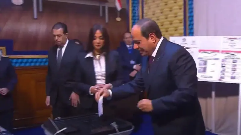 فيديو - السيسي يدلي بصوته في انتخابات الرئاسة المصرية