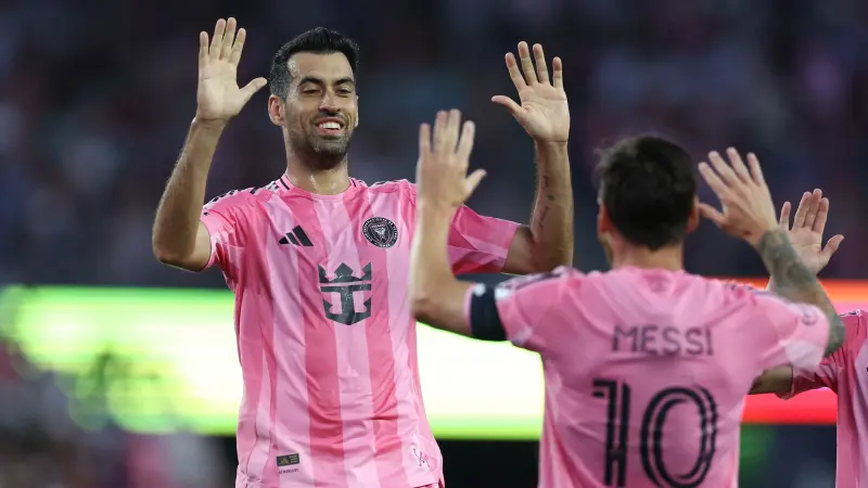 بوسكيتس يعادي جماهير برشلونة والسبب "الكرة الذهبية"