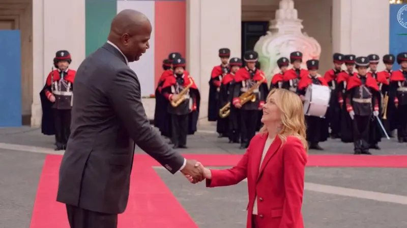 فيديو - كم يبلغ طول رئيس الموزمبيق؟ لقاء مع ميلوني يُثير الجدل