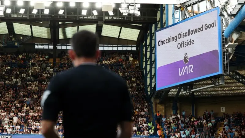 سلطة أكبر لـ"الفار" وتجربة "قانون فينيسيوس".. إقرار تعديلات جديدة في قوانين كرة القدم