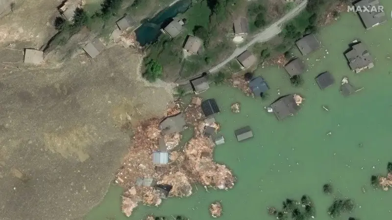 انهيار جليدي يبتلع قرية أوروبية.. وتحذيرات من كارثة في المنطقة