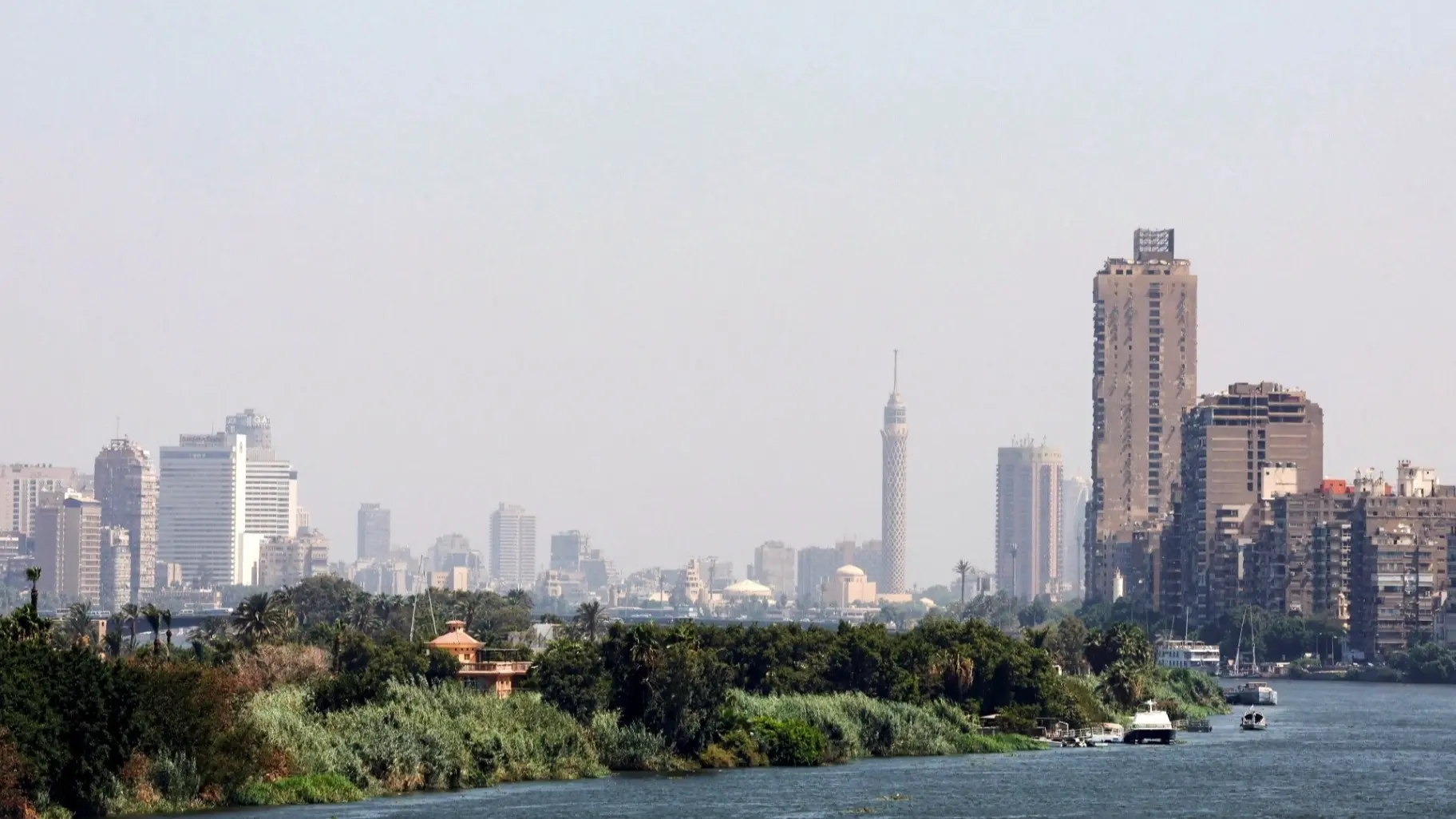 زلزال مصر يفاجئ السكان.. كاميرات توثق لحظات الهلع (رويترز) زلزال مصر يفاجئ السكان.. كاميرات توثق لحظات الهلع (رويترز)