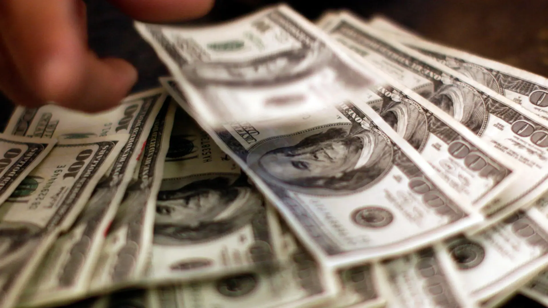 الدولار في مصر يراقب تطورات سوق النفط العالمي (رويترز) الدولار في مصر يراقب تطورات سوق النفط العالمي (رويترز)