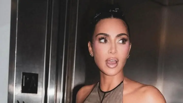 صور - إطلالة كيم كارداشيان تثير الجدل في حفل متحف الأكاديمية 2025