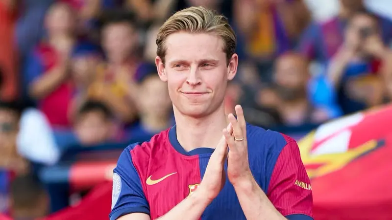 بعد فشل التخلص منه.. "تسوية مالية" بين برشلونة ودي يونغ