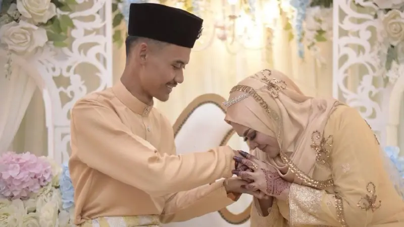 "العمر مجرد رقم".. تلميذ يتزوج معلمته التي تكبره بـ26 عاما