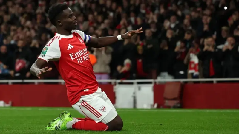 ساكا يكشف وجبة طفولته الغريبة.. تصريحات أرتيتا تحسم مستقبل نجم أرسنال