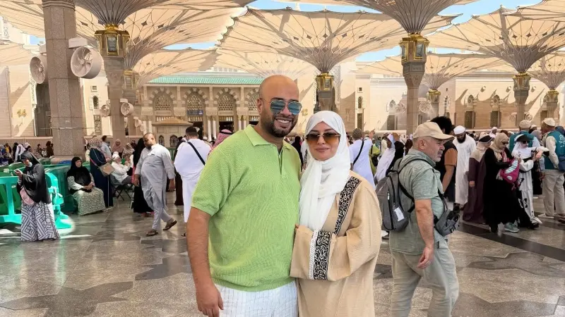 صور - أول ظهور للفنان حاتم صلاح وزوجته بعد الزفاف