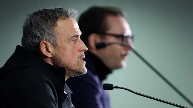 إنريكي يتوقع معاناة باريس أمام تشيلسي ويعول على تألق ديمبيلي