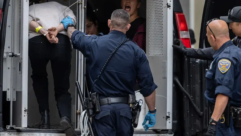 احتجّوا أمام القنصلية الإسرائيلية.. شرطة سان فرانسيسكو تحتجز 70 شخصا