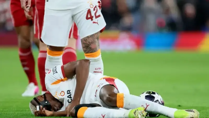 تفاصيل إصابة فيكتور أوسيمين ومدة غيابه عن الملاعب.. ضربة موجعة لغلطة سراي