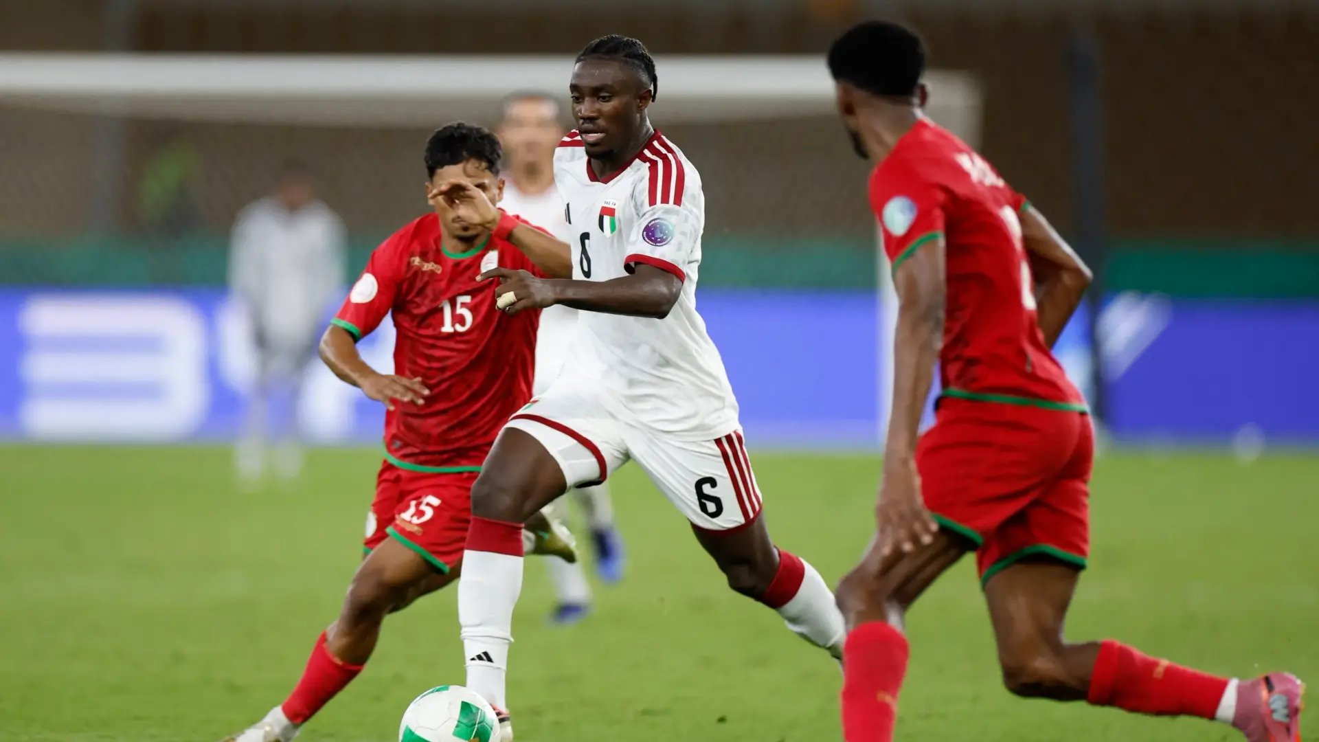 مباراة الإمارات وعُمان في نصف نهائي خليجي 27 (رويترز) مباراة الإمارات وعُمان في نصف نهائي خليجي 27 (رويترز)