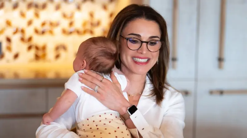 "أحلى تيتة".. صورة الملكة رانيا العبدالله مع حفيدتها تتصدر الترند