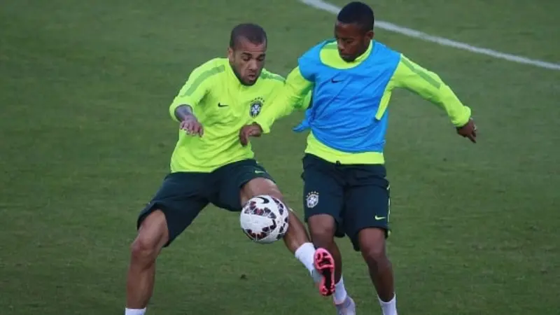 منتخب البرازيل يُثير الجدل بعد إدانة ألفيش وروبينيو
