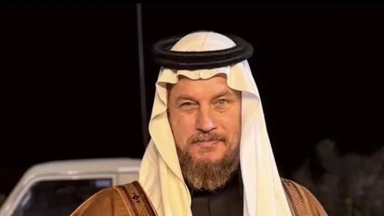 صور ترافيس فيميل صاحب شخصية راغنار في مسلسل فايكنغز بالزي السعودي تتصدر الترند