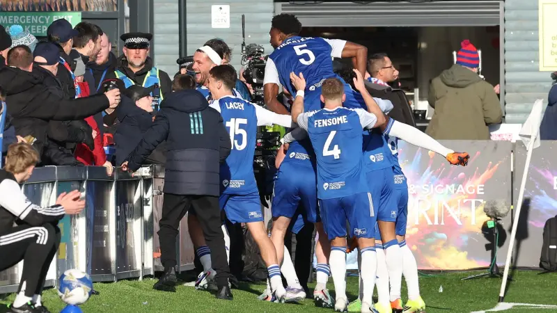 مالك اشتراه بالصدفة ولاعبون بدوام جزئي.. ما هي قصة نادي ماكلسفيلد؟