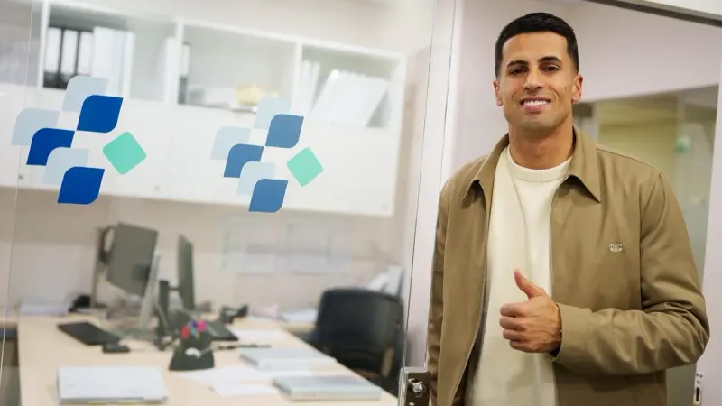 فيديو - وصل بالفعل.. ما الذي يفصل جواو كانسيلو عن الانضمام الرسمي إلى برشلونة؟