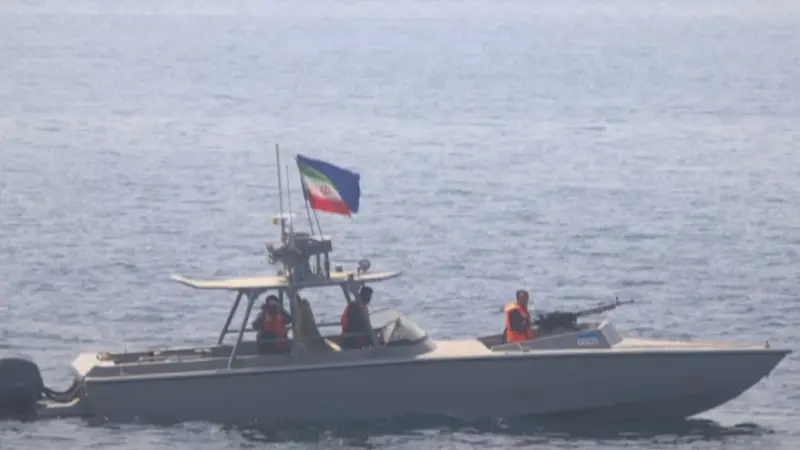 إيران تستهدف سفينة تجارية قبالة سواحل عُمان