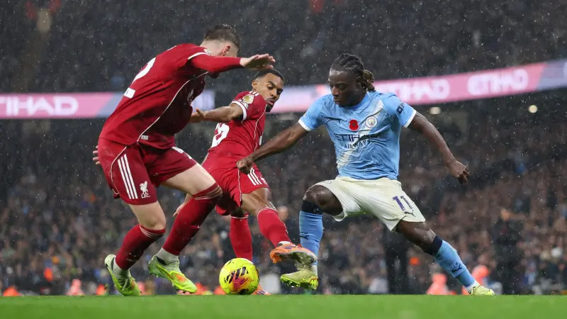 الدوري الإنجليزي - مانشستر سيتي يدافع عن علامته الكاملة أمام طموحات ليفربول