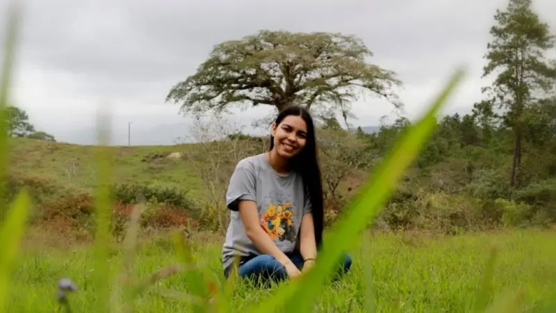 كان يوثّق لحظاتها السعيدة.. صاعقة تخطف عروسا أمام زوجها في شهر العسل