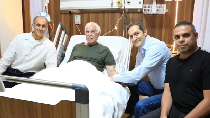 نجلا مبارك يزوران حسن شحاتة في المستشفى