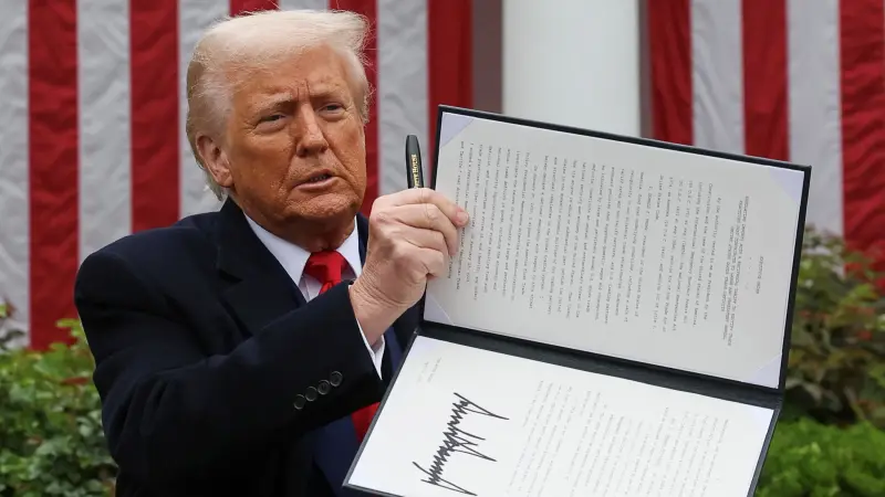 بسبب الرسوم الجمركية.. دعوى قضائية جديدة ضد ترامب