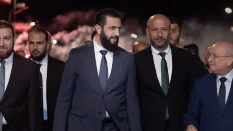 فيديو - الشرع يفتتح جسر الرستن بعد ترميمه في حمص