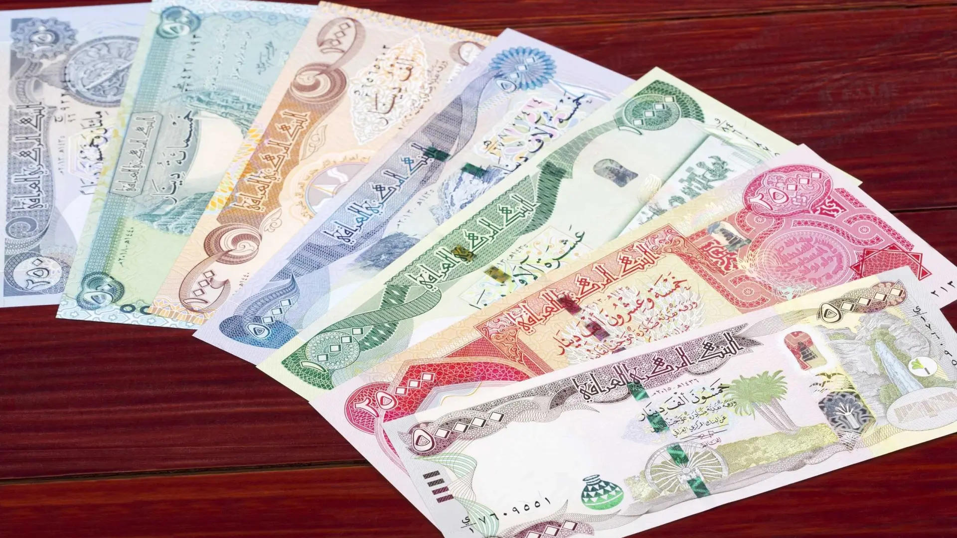 تراجع محدود في السوق السوداء بالعراق مع تعافي محدود للدينار العراقي (إكس) تراجع محدود في السوق السوداء بالعراق مع تعافي محدود للدينار العراقي (إكس)