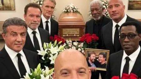 related_news_inside_blogsحقيقية سيلفي نجوم هوليوود في جنازة تشاك نوريس