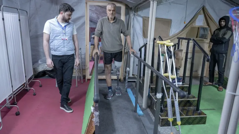 "خطوة أمل".. المستشفى الإماراتي يؤهل 42 مصابا فلسطينيا بأطراف صناعية