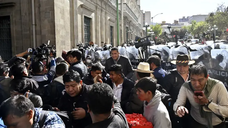 فيديو - الجيش يقتحم القصر الرئاسي.. حديث عن "انقلاب" في بوليفيا