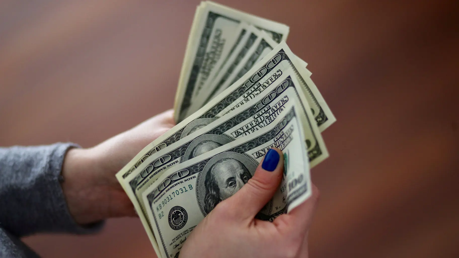 متوسط سعر الدولار اليوم في مصر لدى 25 بنكًا نحو 52.84 جنيهًا (رويترز) متوسط سعر الدولار اليوم في مصر لدى 25 بنكًا نحو 52.84 جنيهًا (رويترز)