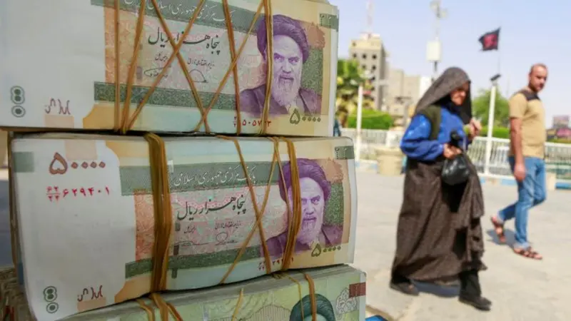 تراجع قياسي للعملة الإيرانية إلى 1.81 مليون ريال مقابل الدولار