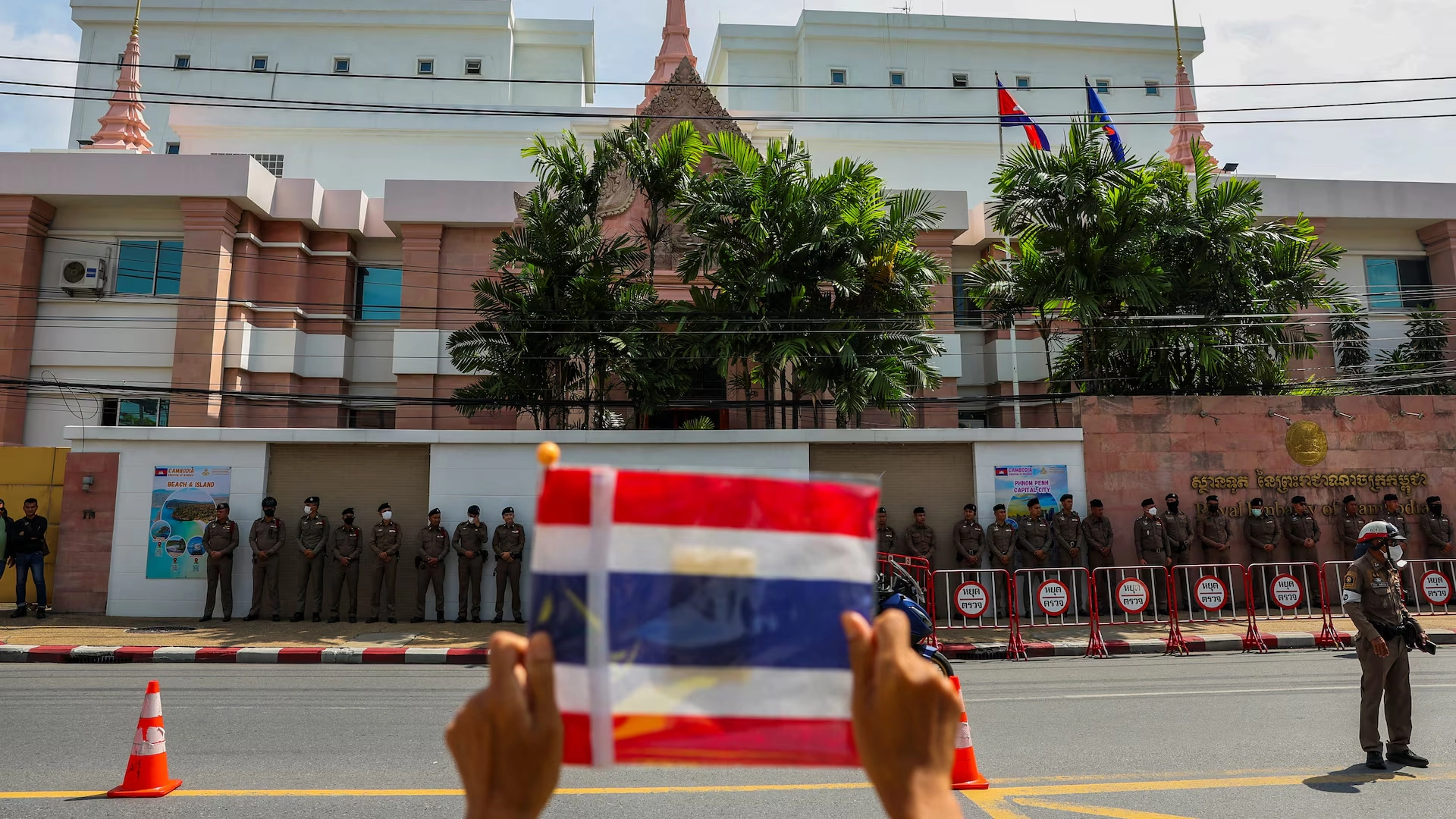 تايلاند تعلن حظر تجول مع توسع نطاق القتال مع كمبوديا 