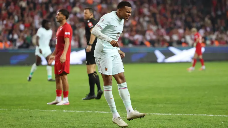 إصابة مبابي ورحلته إلى باريس رفقة صديقته تثيران الجدل.. ما موقف ريال مدريد؟
