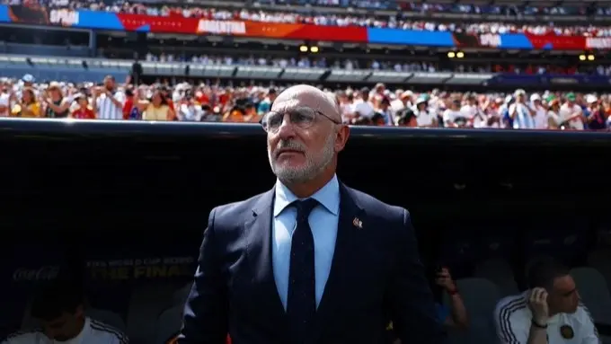 مدرب إسبانيا يزور متضرري حرائق مدريد: البلد كله يقف معكم