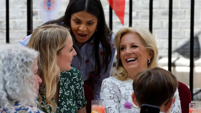 ماذا فعلت زوجة بايدن في لندن بعد التتويج؟