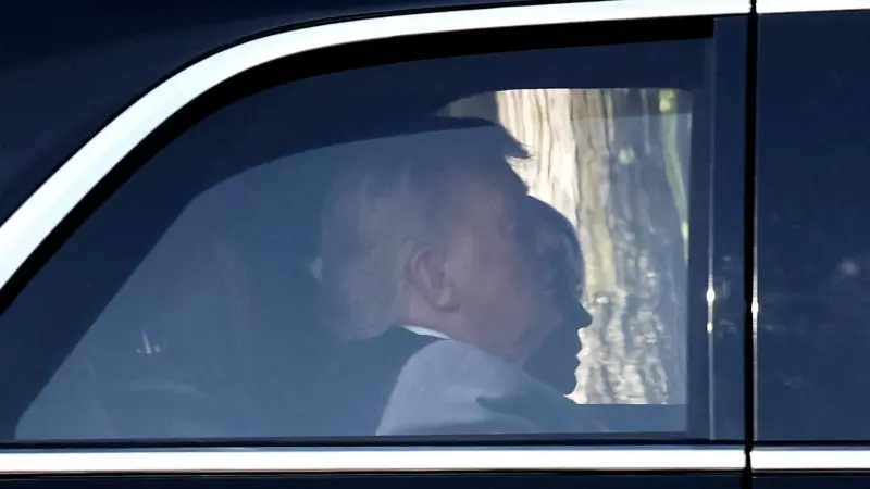 صور - سابقة تاريخية.. ترامب يحضر جلسة في المحكمة العليا