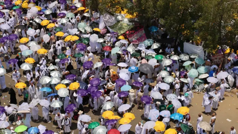 أكثر من 1.8 مليون حاج يقفون على صعيد عرفات