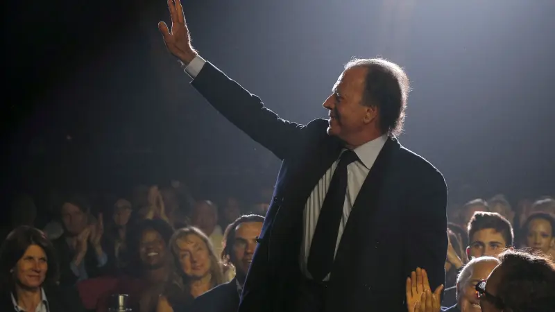 حفظ شكوى بإسبانيا تتّهم خوليو إغليسياس بالتحرّش